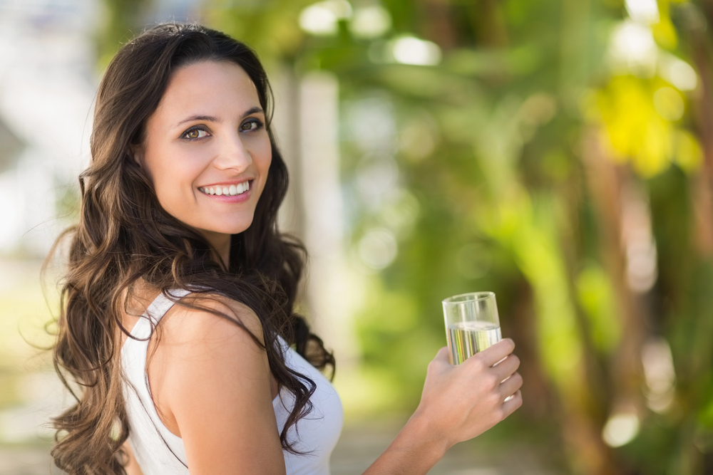 Ragazza che beve acqua